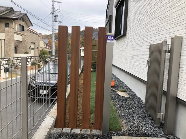 奈良県生駒市　角柱フェンス　人工芝設置施工後