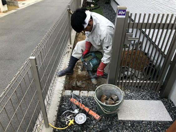 奈良県生駒市　角柱フェンス　人工芝設置